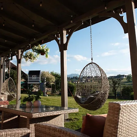 Bed and Breakfast Folkowy Dworek & Fun