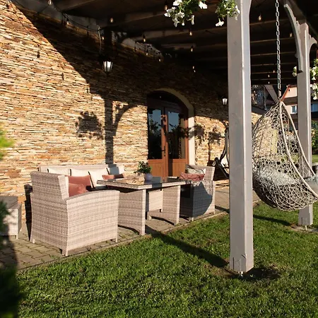 Folkowy Dworek & Fun Bed and Breakfast