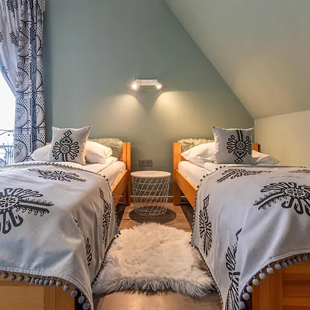 Folkowy Dworek & Fun Bed & Breakfast 3*