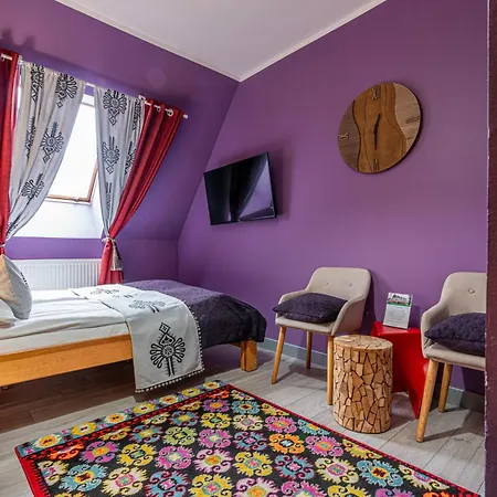 Folkowy Dworek & Fun Bed & Breakfast 3*