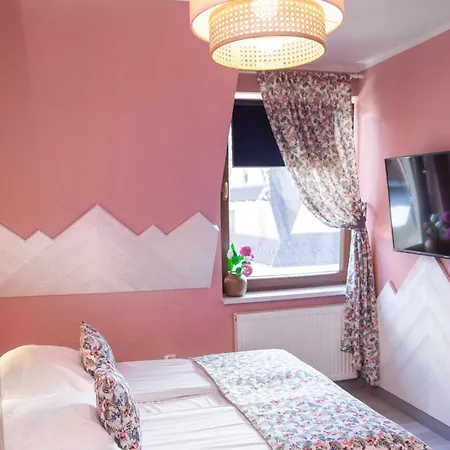 Bed and Breakfast Folkowy Dworek & Fun 3*
