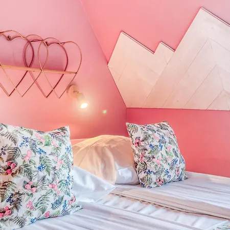 Folkowy Dworek & Fun Bed and Breakfast 3*