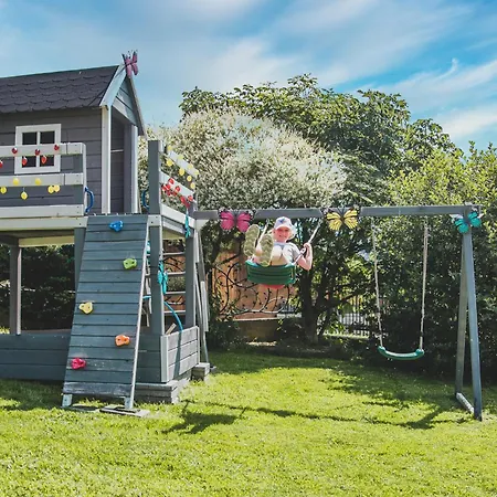 Bed and Breakfast Folkowy Dworek & Fun