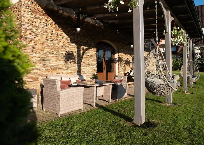 Folkowy Dworek & Fun Couette-café